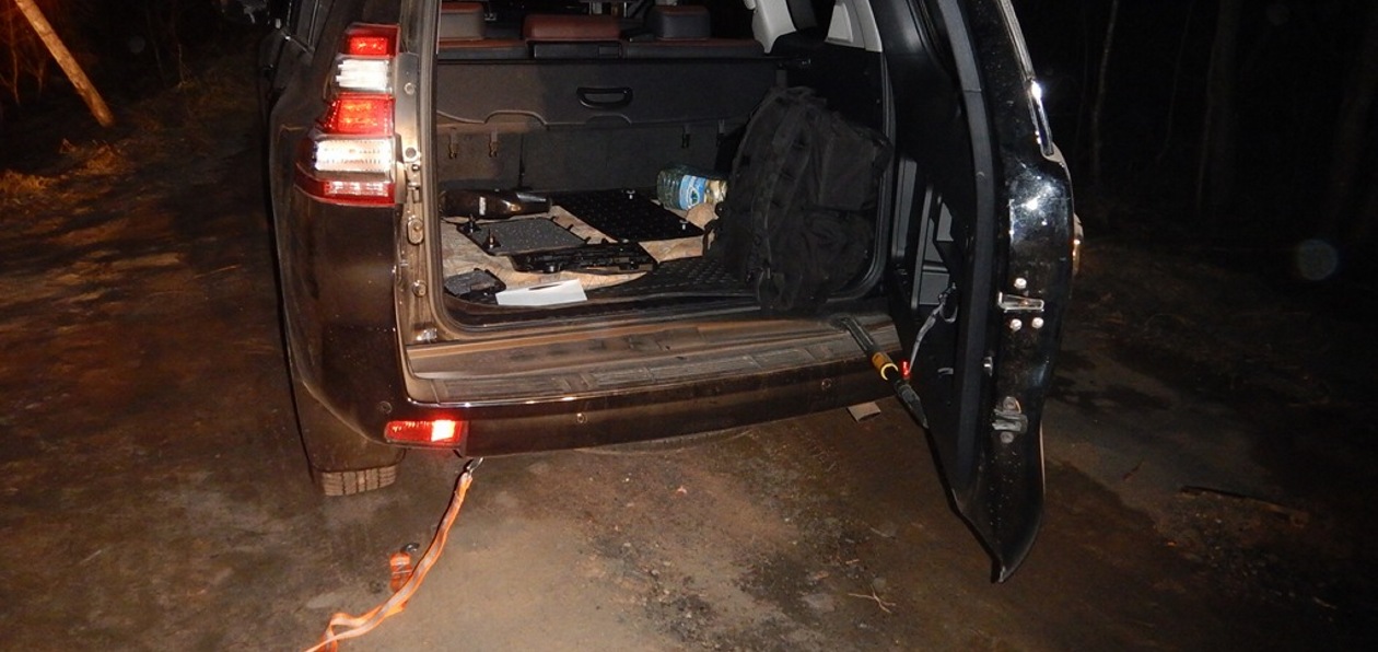 В Ленобласти угонщики похитили автомобиль с помощью троса